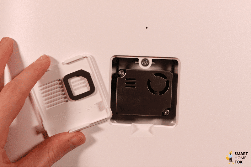 Датчик воздухоочистителя Xiaomi Mi Air Purifier Pro H и заслонка воздухозаборника в руке